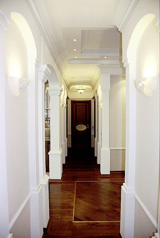Интерьер коридора в классике